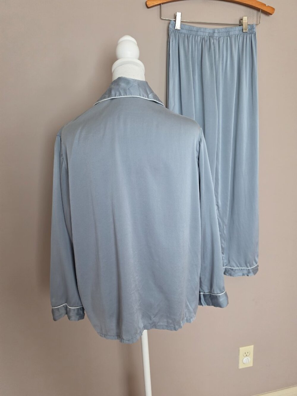 SilkSilky Classic Long Sleeve with Contrast Piping Pajama Set Size Medium - Picture 10 of 12